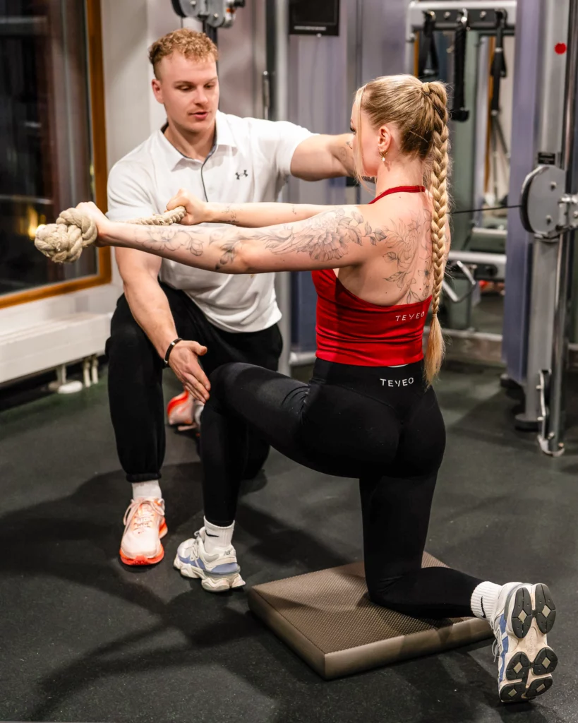 Jonas Buchner leistet Hilfestellung bei einer Kundin.